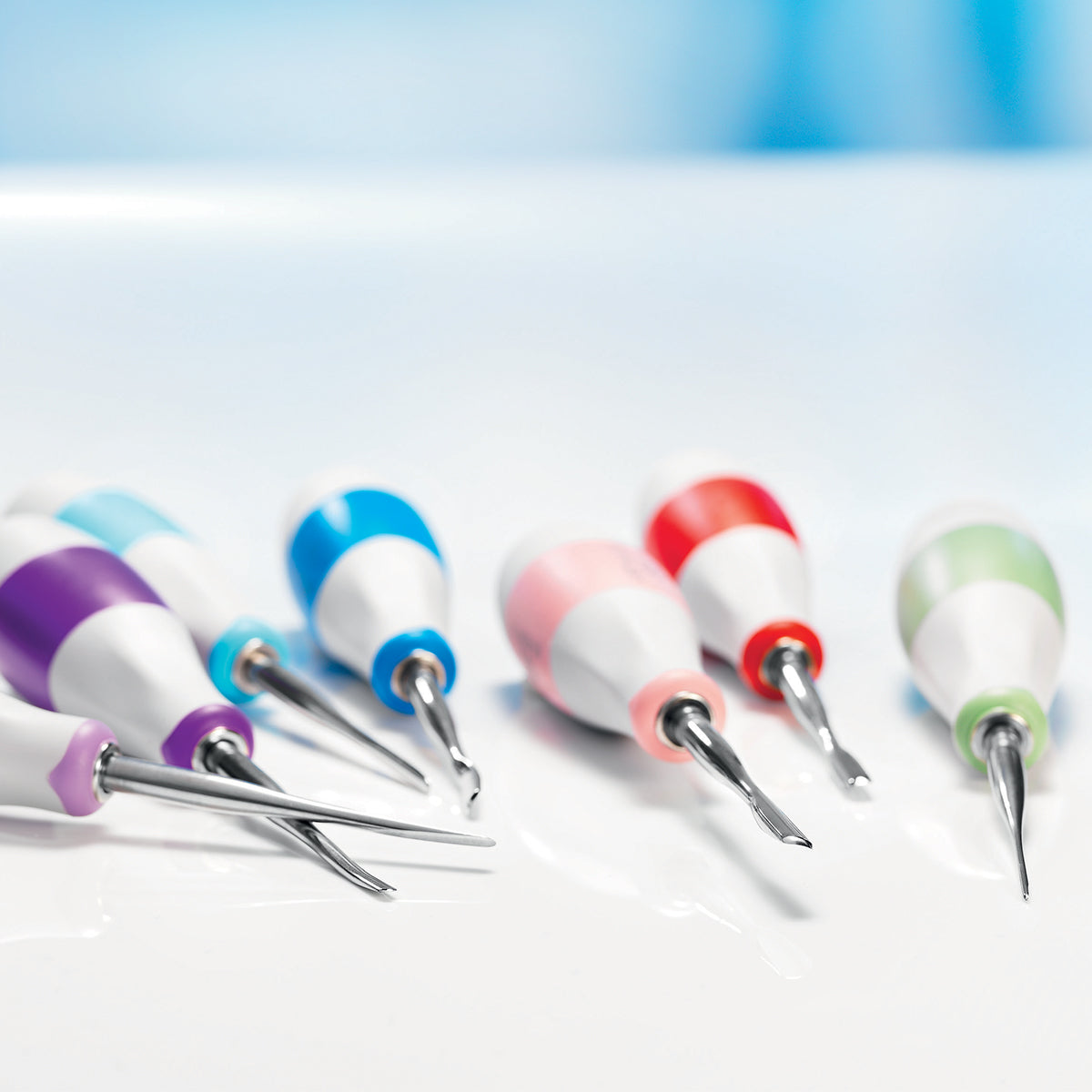 Instruments d'extraction LM™ Dental Premium. LM-TwistOut™ Elevators, LM-LiftOut™ Luxators, LM-SlimLift™ Luxators et LM-RootOut™.
