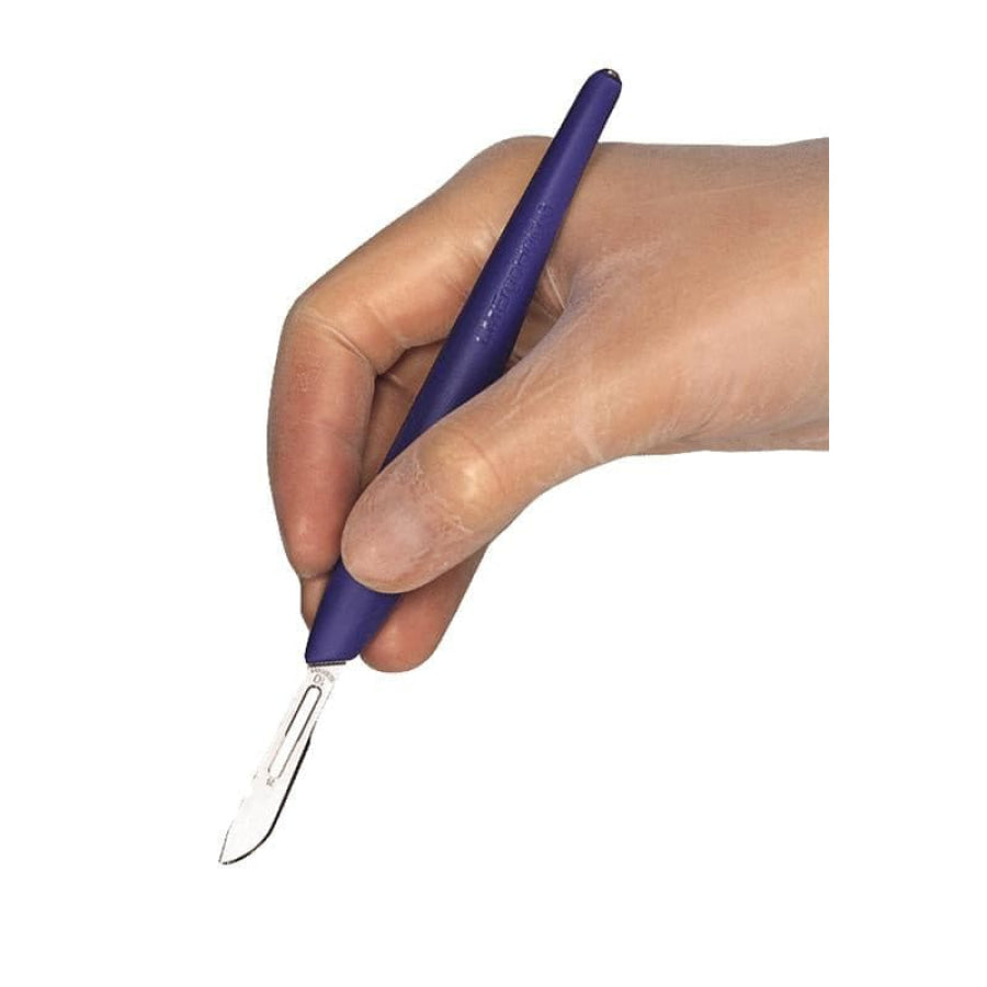 LM™ ErgoHold montré en main. Le manche de la lame de bistouri chirurgical offre un confort ergonomique et une précision pour les chirurgies dentaires.